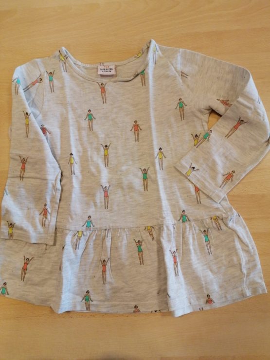 pull gris avec des couleurs