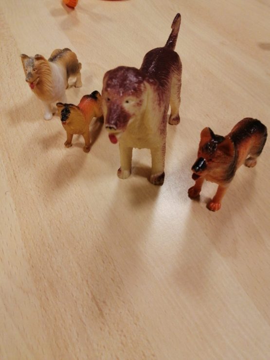 Un lot de 4 figurines chiens