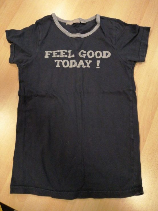 T-shirt bleu marine et gris et la taille 10-12